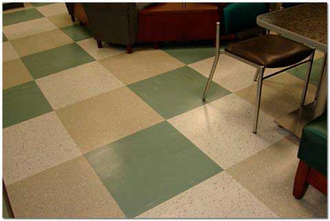 Как укладывается напольная самоклеящаяся плитка: подготовка и укладка