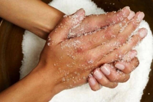 Более 10 простых способов удалить клей «Момент» с рук