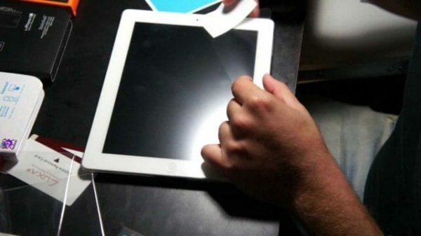 Как правильно наклеить защитную пленку на планшет без пузырей