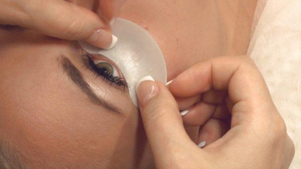 Как правильно клеить патчи под глаза при наращивании ресниц Как правильно клеить патчи под глаза при наращивании ресниц