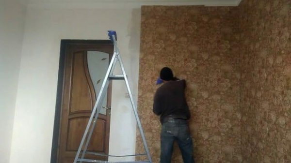 Как быстро и без лишних усилий поклеить обои одному Как быстро и без лишних усилий поклеить обои одному