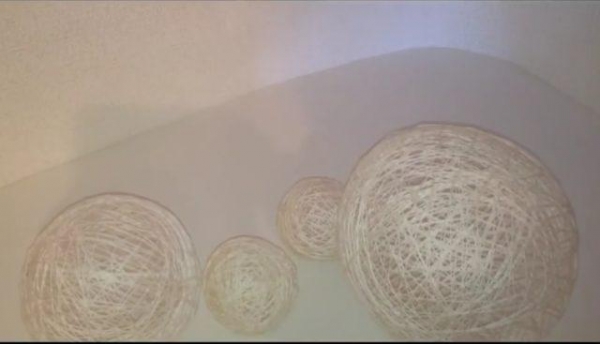 Как сделать снеговика из ниток и клея