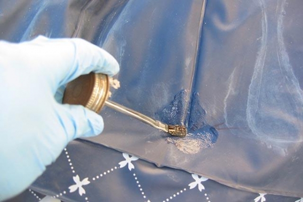 Вторая жизнь надувного матраса: как заклеить дырку