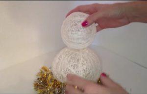 Как сделать снеговика из ниток и клея