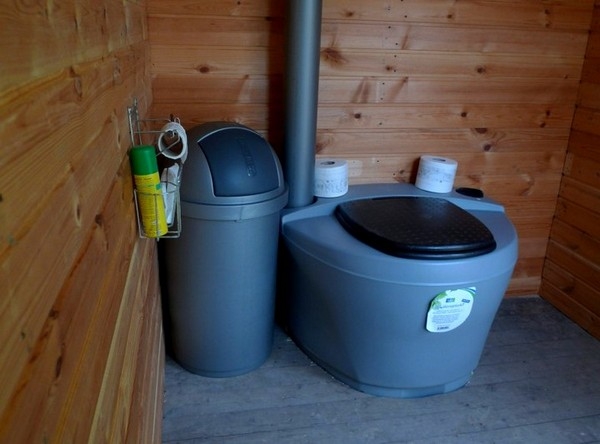 Дачный туалет без выгребной ямы &mdash; виды, строительство