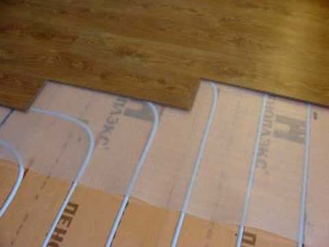 Какой теплый пол уложить под ламинат: особенности и преимущества