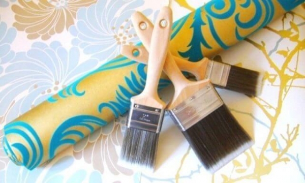 Чем можно подклеить обои?