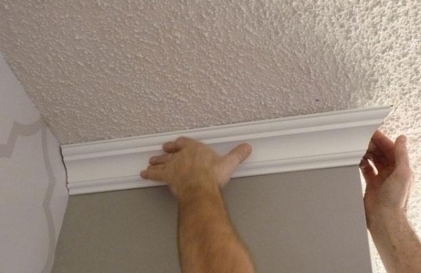 Как правильно приклеить потолочный плинтус на натяжной потолок? Как правильно приклеить потолочный плинтус на натяжной потолок?