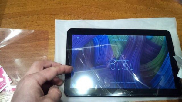 Как правильно наклеить защитную пленку на планшет без пузырей