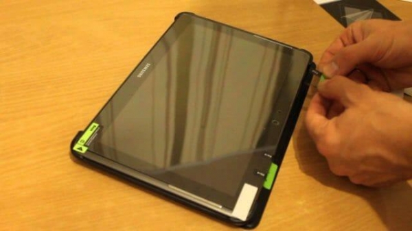 Как правильно наклеить защитную пленку на планшет без пузырей