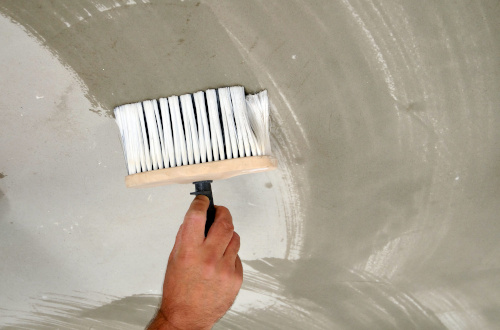Побелка потолка своими руками: инструкция по выполнению работ Побелка потолка своими руками: инструкция по выполнению работ