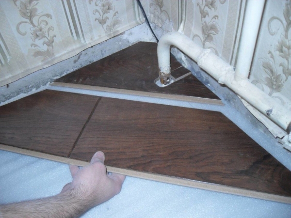 Чем красиво закрыть зазоры в ламинате вокруг труб отопления