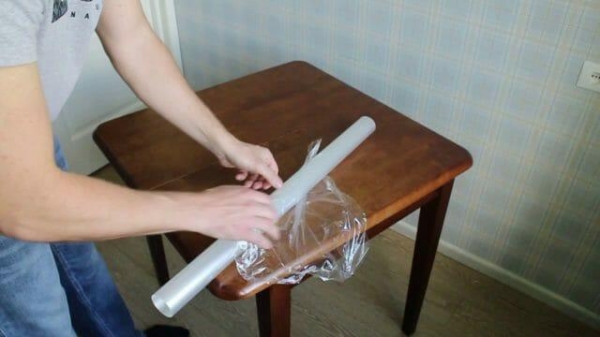 Как правильно обклеить стол самоклеющейся пленкой? Как правильно обклеить стол самоклеющейся пленкой?