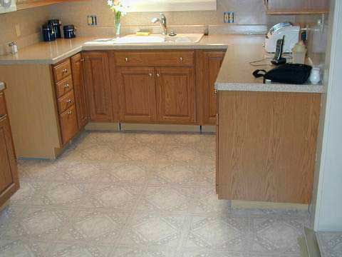 Напольная ПВХ плитка: достоинства применения в кухне, ванной Напольная ПВХ плитка: достоинства применения в кухне, ванной