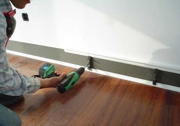 Алюминиевый плинтус для пола: анодированный, щиткованное серебро