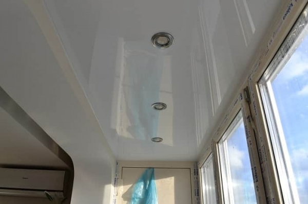 Отделка потолка на балконе, какой материал выбрать Отделка потолка на балконе, какой материал выбрать