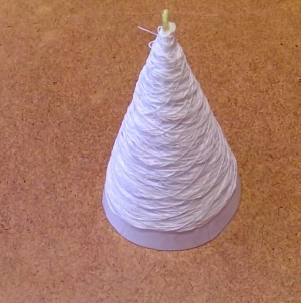 Как сделать новогоднюю елку из ниток и клея своими руками Как сделать новогоднюю елку из ниток и клея своими руками