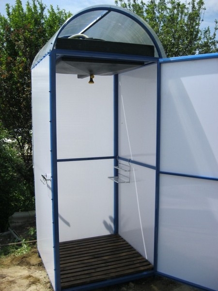 Уличная душевая кабина для дачи &mdash; строительство своими руками