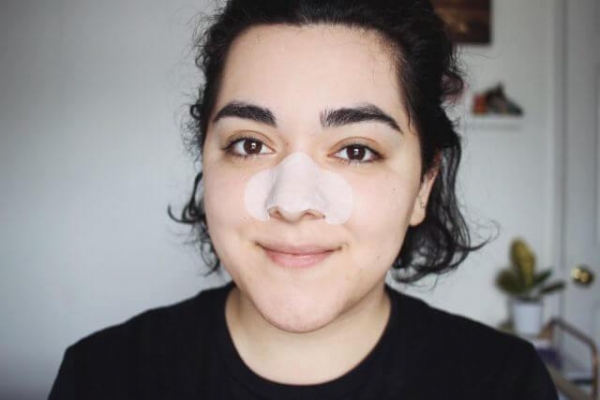 Зачем клеят пластырь на нос? Зачем клеят пластырь на нос?