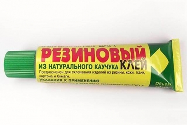 Как вывести пятна клея с одежды