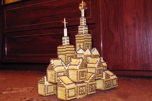 Поделки из спичек: домик, церковь, колодец, мебель