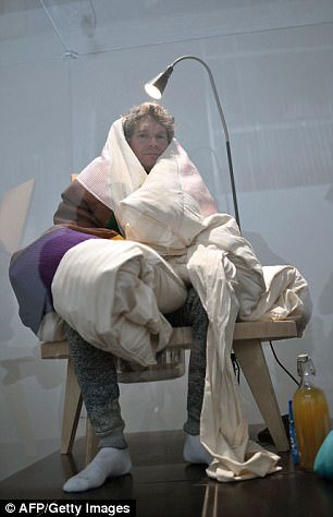 Мужчина-наседка – молодой француз высиживает яйца кур