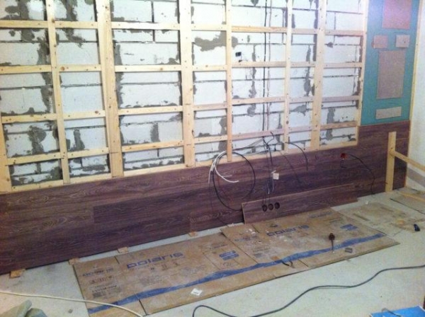 Достоинства и недостатки прикрепленного на стену ламината