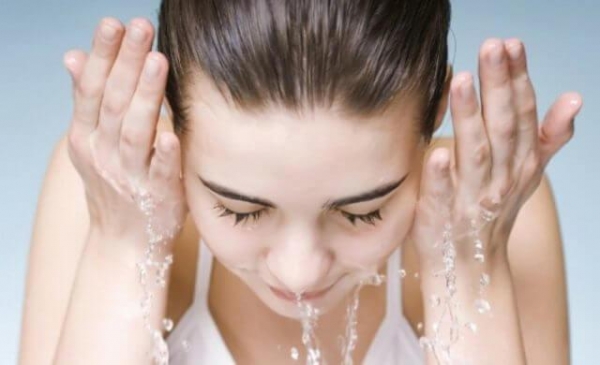 Первая помощь при попадании клея в глаз