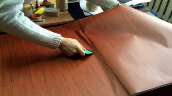 Как правильно обклеить стол самоклеющейся пленкой? Как правильно обклеить стол самоклеющейся пленкой?