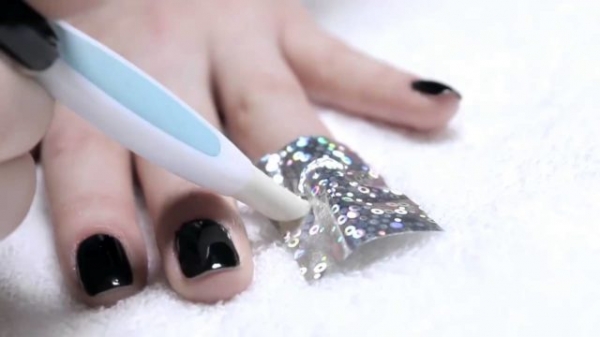 Как клеить фольгу для ногтей? Как клеить фольгу для ногтей?