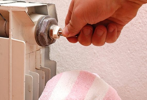 Как спустить воздух из батареи &mdash; способы для разных типов конструкций