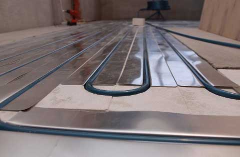 Теплые водяные полы без стяжки: преимущества и рекомендации по монтажу