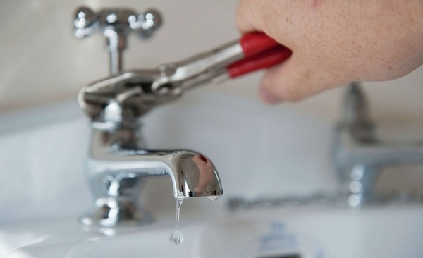 Конденсат на трубах холодной воды — что делать и зачем? Конденсат на трубах холодной воды — что делать и зачем?