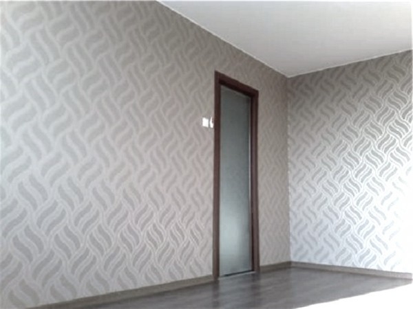 Почему не стоит клеить обои в сырую погоду Почему не стоит клеить обои в сырую погоду