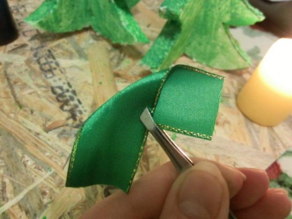 Как сделать елку из атласных лент