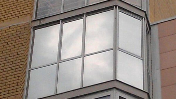 Как клеить пленку на окно от солнца? Как клеить пленку на окно от солнца?