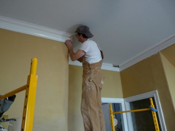 Как правильно приклеить потолочный плинтус на натяжной потолок? Как правильно приклеить потолочный плинтус на натяжной потолок?