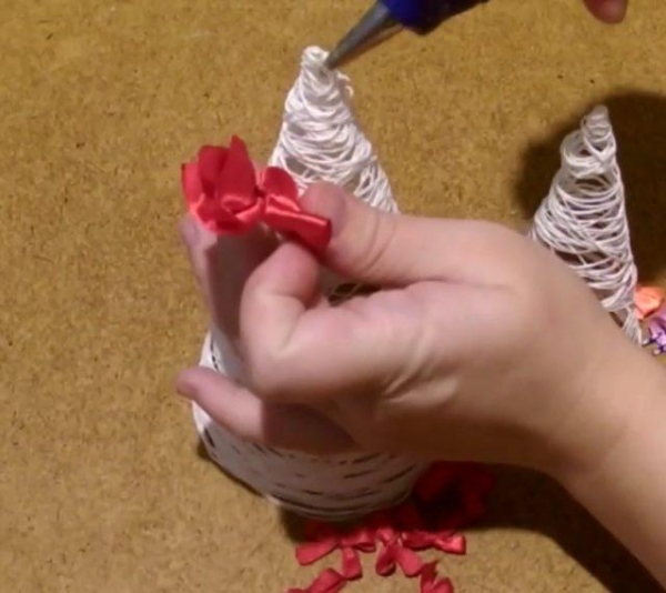 Как сделать новогоднюю елку из ниток и клея своими руками Как сделать новогоднюю елку из ниток и клея своими руками