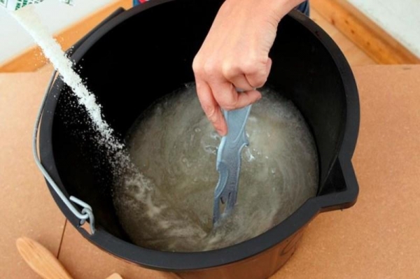 Порядок поклейки виниловых обоев на стены и потолок