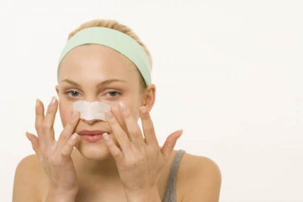 Зачем клеят пластырь на нос? Зачем клеят пластырь на нос?