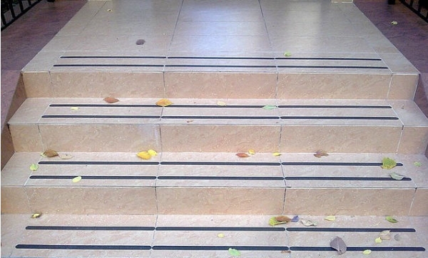 Почему не стоит отделывать плиткой ступени крыльца