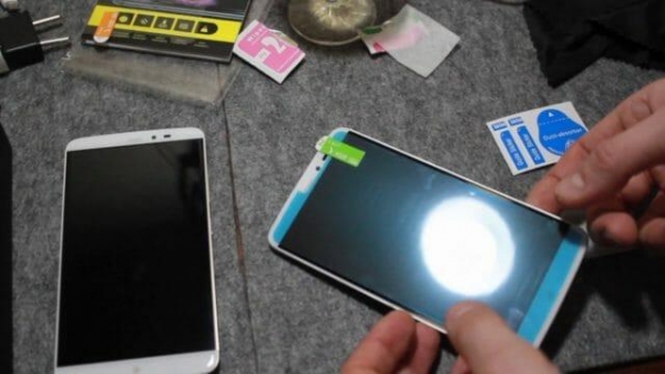 Как ровно наклеить защитную пленку на смартфон без пузырьков своими руками Как ровно наклеить защитную пленку на смартфон без пузырьков своими руками
