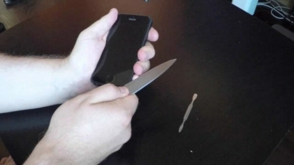 Как быстро снять защитную пленку с телефона дома