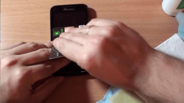 Как ровно наклеить защитную пленку на смартфон без пузырьков своими руками Как ровно наклеить защитную пленку на смартфон без пузырьков своими руками