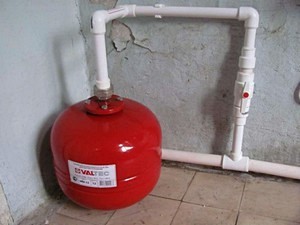 Установка расширительного бака для отопления закрытого и открытого типа Установка расширительного бака для отопления закрытого и открытого типа