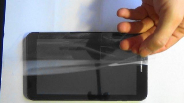 Как правильно наклеить защитную пленку на планшет без пузырей