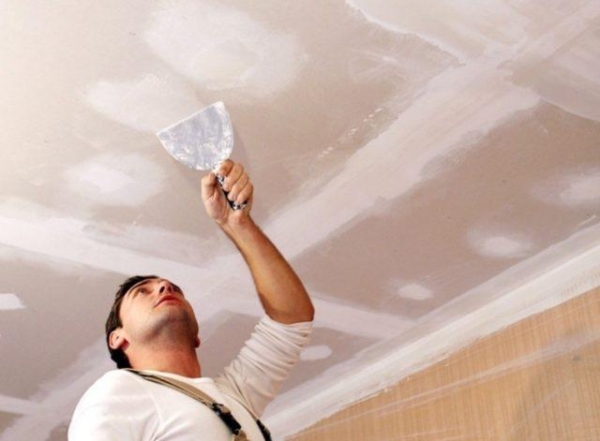 Выбираем обои для потолка и изучаем нюансы поклейки