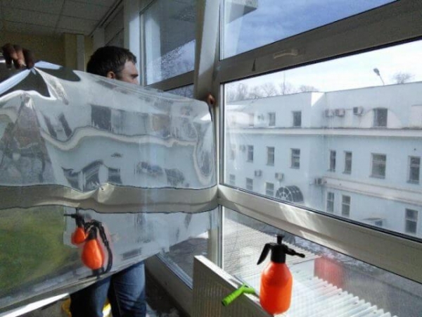 Как клеить пленку на окно от солнца? Как клеить пленку на окно от солнца?