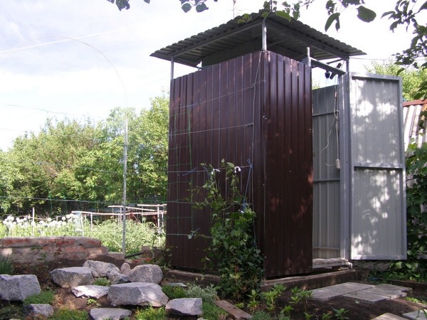 Уличная душевая кабина для дачи &mdash; строительство своими руками