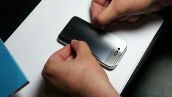 Как ровно наклеить защитную пленку на смартфон без пузырьков своими руками Как ровно наклеить защитную пленку на смартфон без пузырьков своими руками